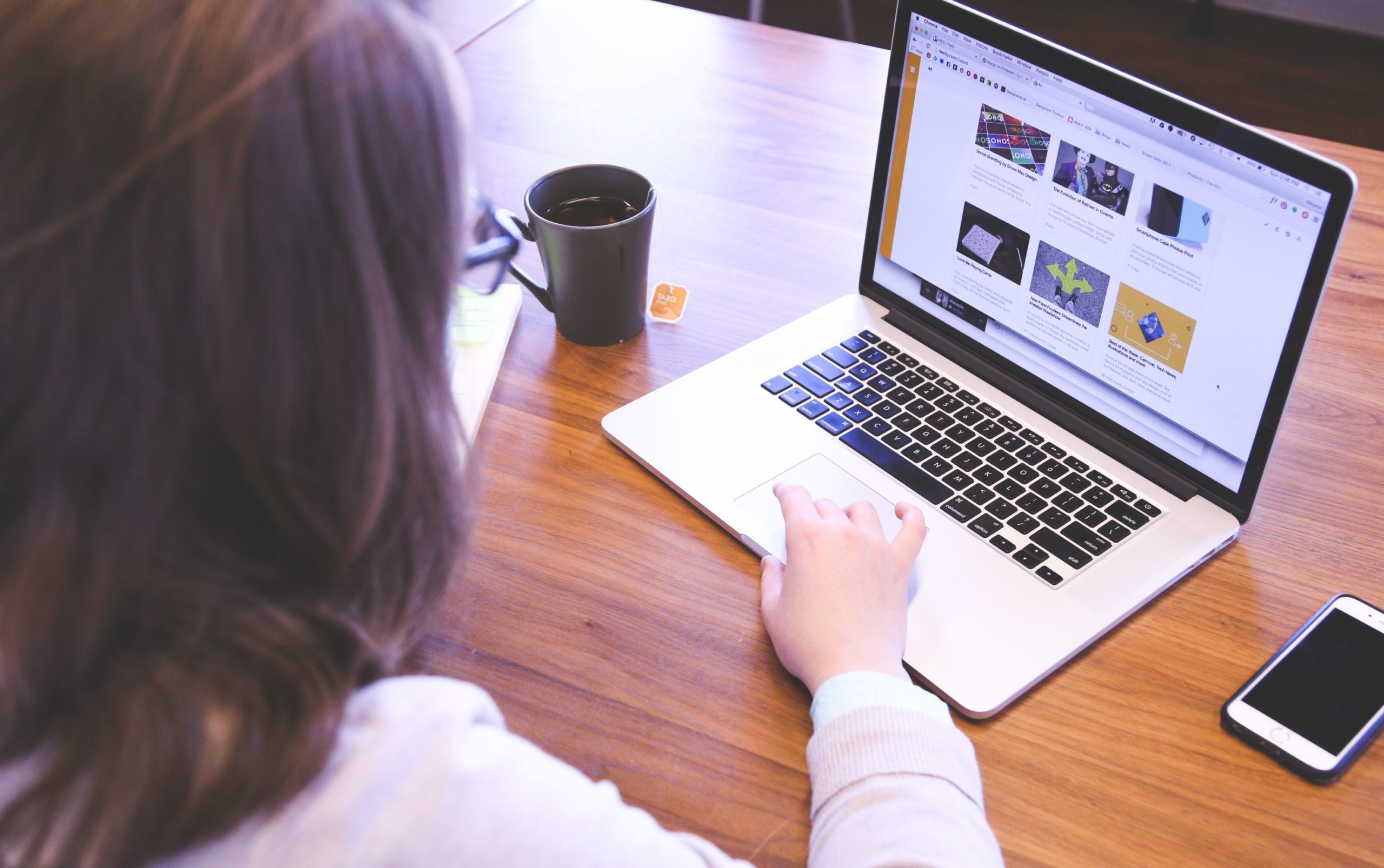 macbook-laptop-smartphone-apple-7358-scaled-e1584376934932